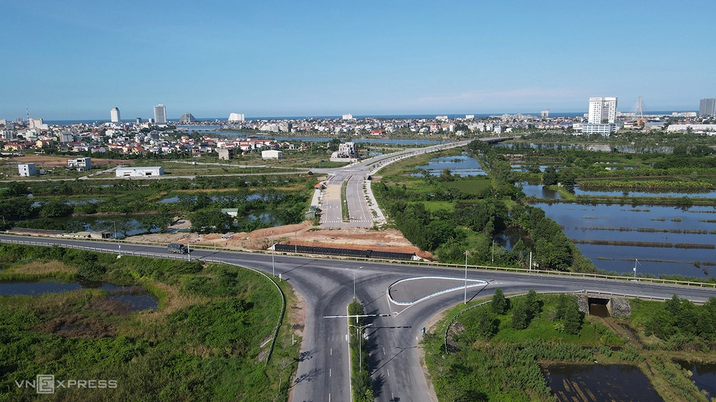 Nút giao đường Điện Biên Phủ với đường tránh quốc lộ 1 chưa được đấu nối. Ảnh: Đắc Thành