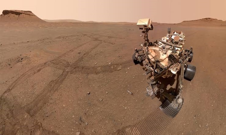 Robot Perseverance đang hoạt động ở miệng hố Jezero. Ảnh: NASA