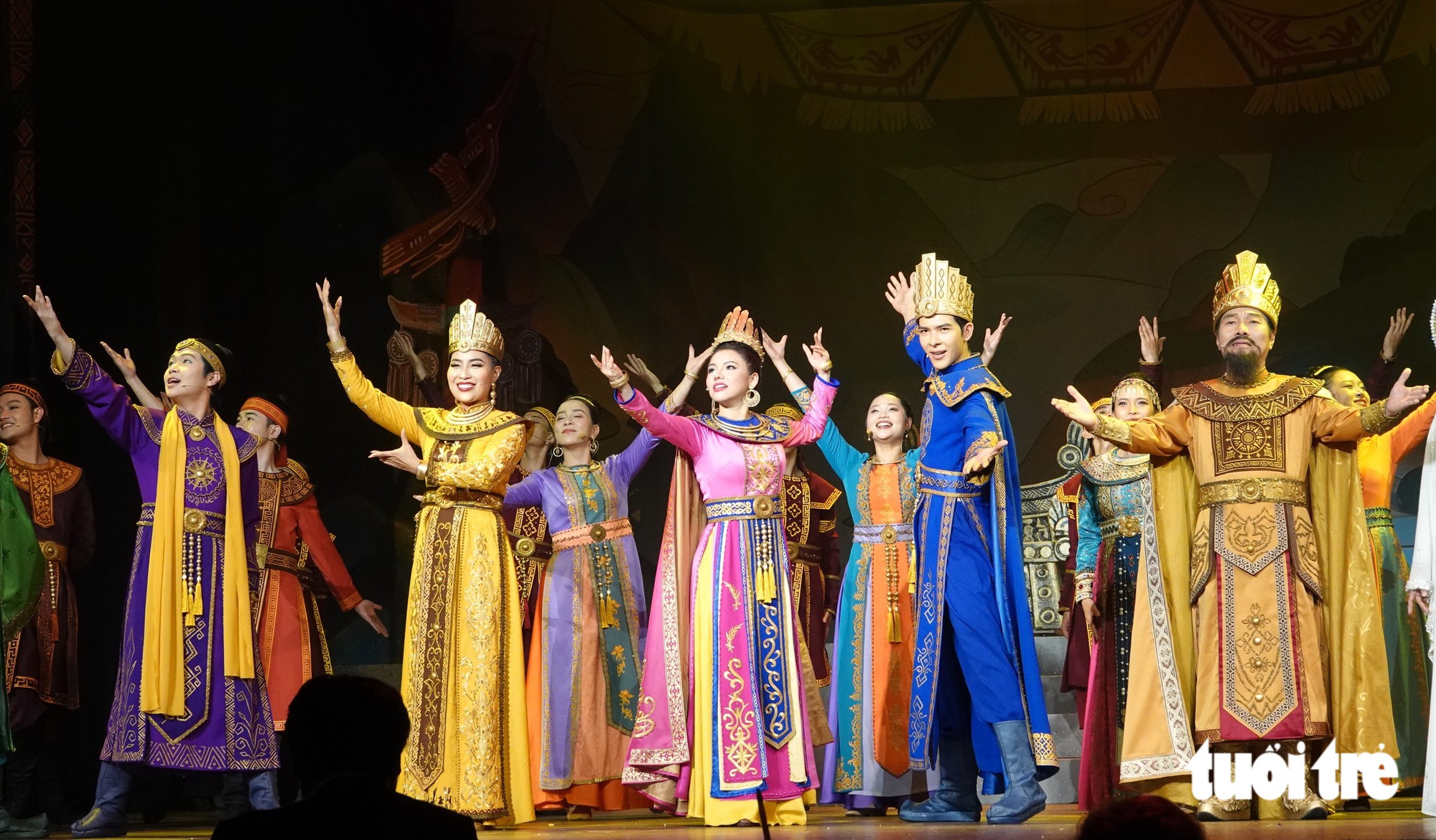 Trọng Nhân (bìa trái) bên cạnh các nghệ sĩ Phạm Yến, Myra Trần, Denis Đặng, Huỳnh Kiến An trong nhạc kịch Sự tích quả dưa hấu - Ảnh: LINH ĐOAN