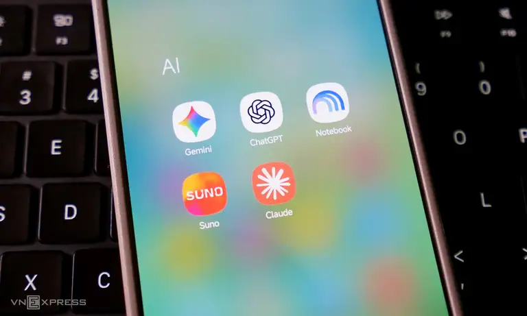 Các ứng dụng AI hiển thị trên màn hình một chiếc smartphone. Ảnh: Bảo Lâm