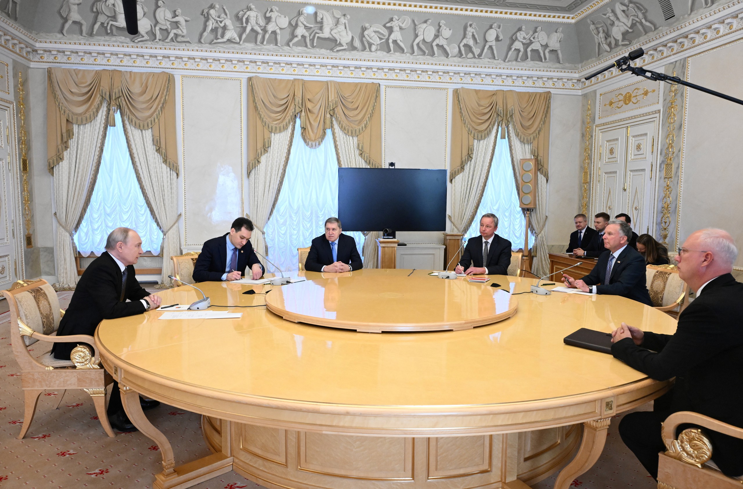Các thành viên phái đoàn Nga gặp Đặc phái viên Mỹ Steve Witkoff tại Cung điện Konstantinovsky ở St. Petersburg, Nga ngày 21-10-2026 - Ảnh: REUTERS