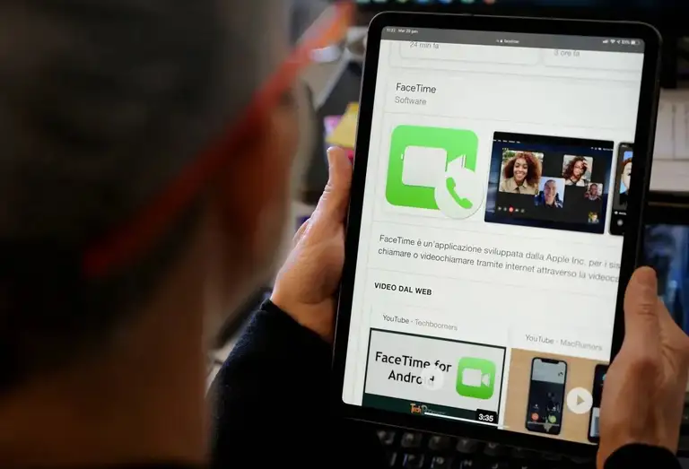 Gen Z gắn với smartphone, thứ trong mắt thế hệ trước thường không liên quan đến công việc - Ảnh: AFP