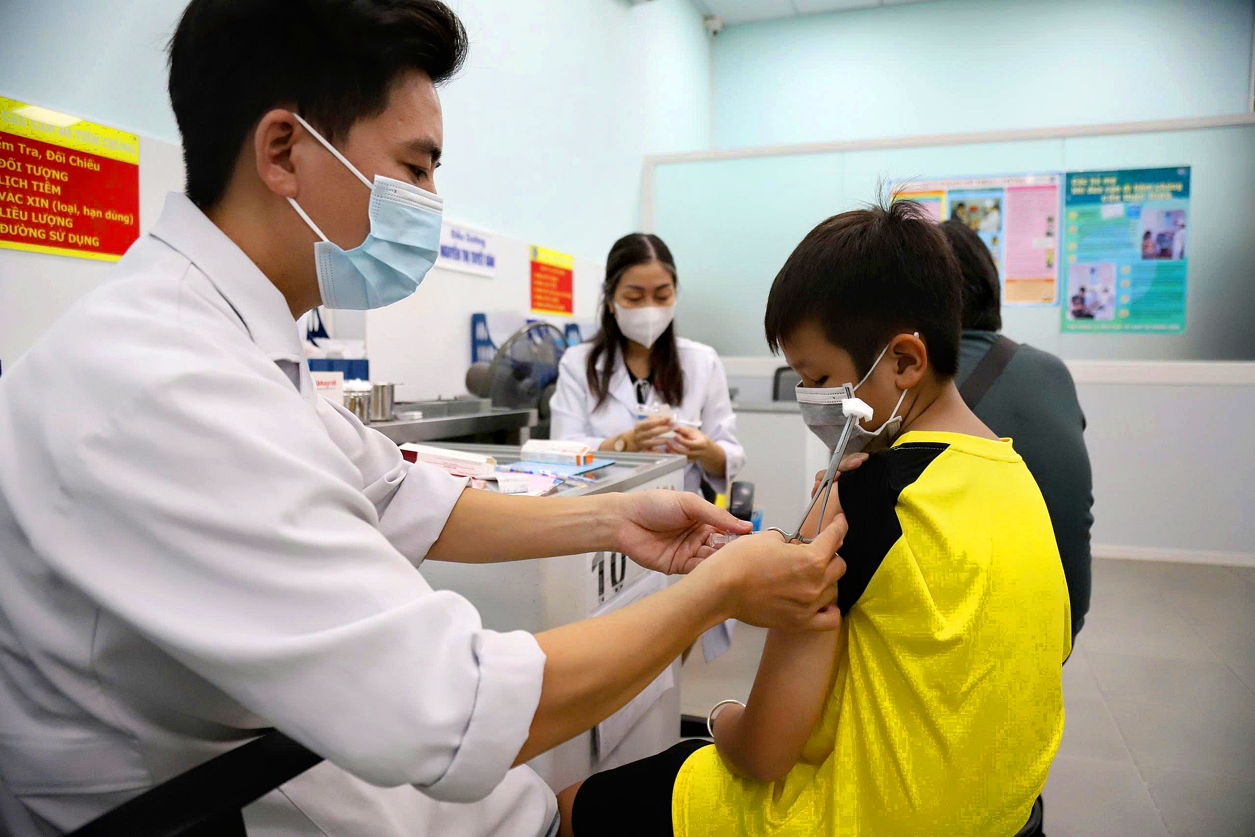 Người dân tiêm vắc xin não mô cầu tại Viện Pasteur TP.HCM có xu hướng tăng - Ảnh: THU HIẾN