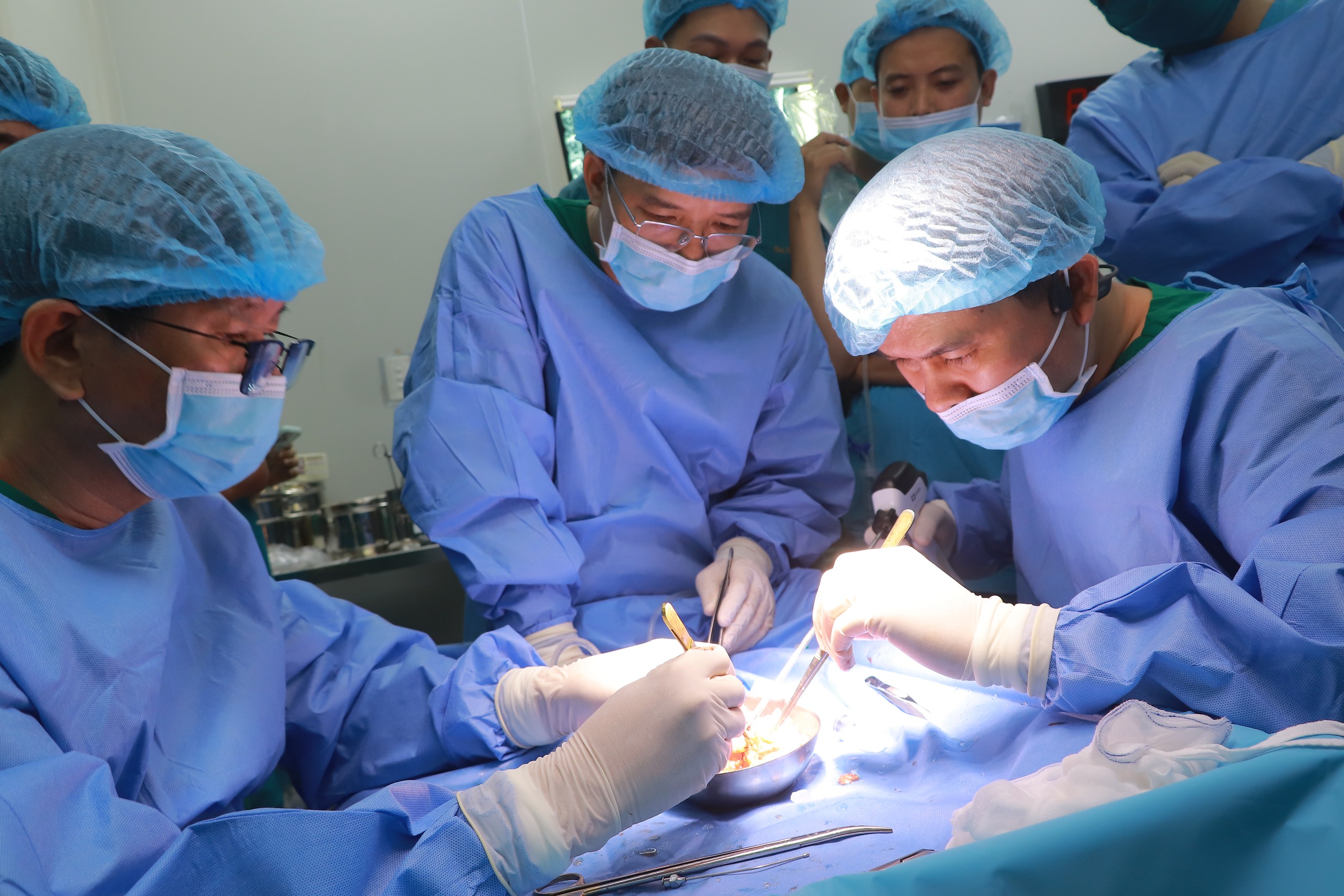 Các bác sĩ Bệnh viện đa khoa thành phố Cần Thơ thực hiện thành công liên tiếp 2 ca ghép thận với sự hỗ trợ chuyển giao kỹ thuật từ ê kíp Bệnh viện Trung ương Huế