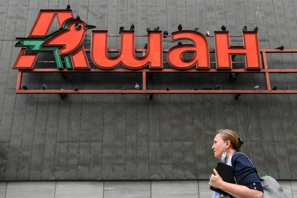 Logo của chuỗi siêu thị Pháp Auchan trên tường một trung tâm thương mại ở Moskva hồi tháng 8/2020. Ảnh: AFP
