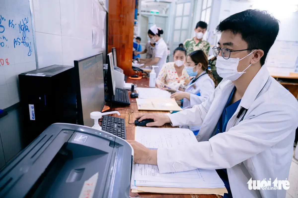 Bác sĩ nội trú thực hành tại một bệnh viện tuyến cuối ở TP.HCM - Ảnh: XUÂN MAI
