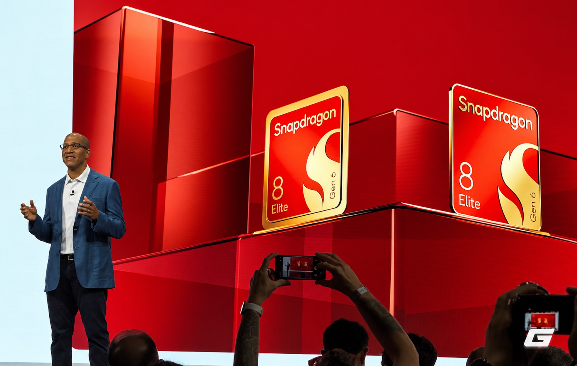 Chris Patrick, Phó chủ tịch cấp cao kiêm Tổng giám đốc mảng thiết bị di động Qualcomm, giới thiệu bộ đôi Snapdragon 8 Elite Gen 6 tại Snapdragon Summit 2026.