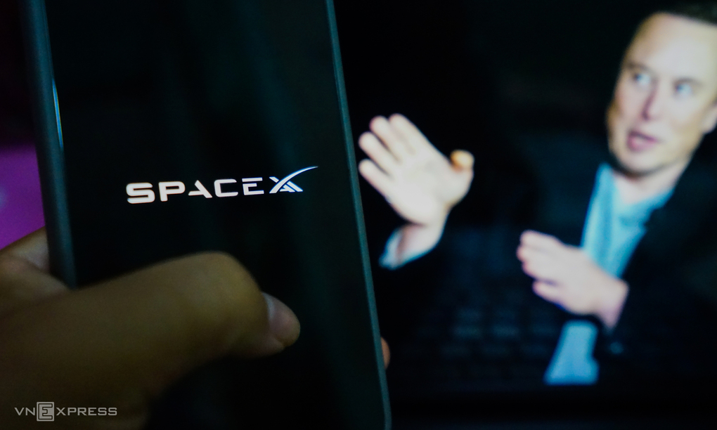Logo SpaceXAI hiển thị trên smartphone. Ảnh: Bảo Lâm