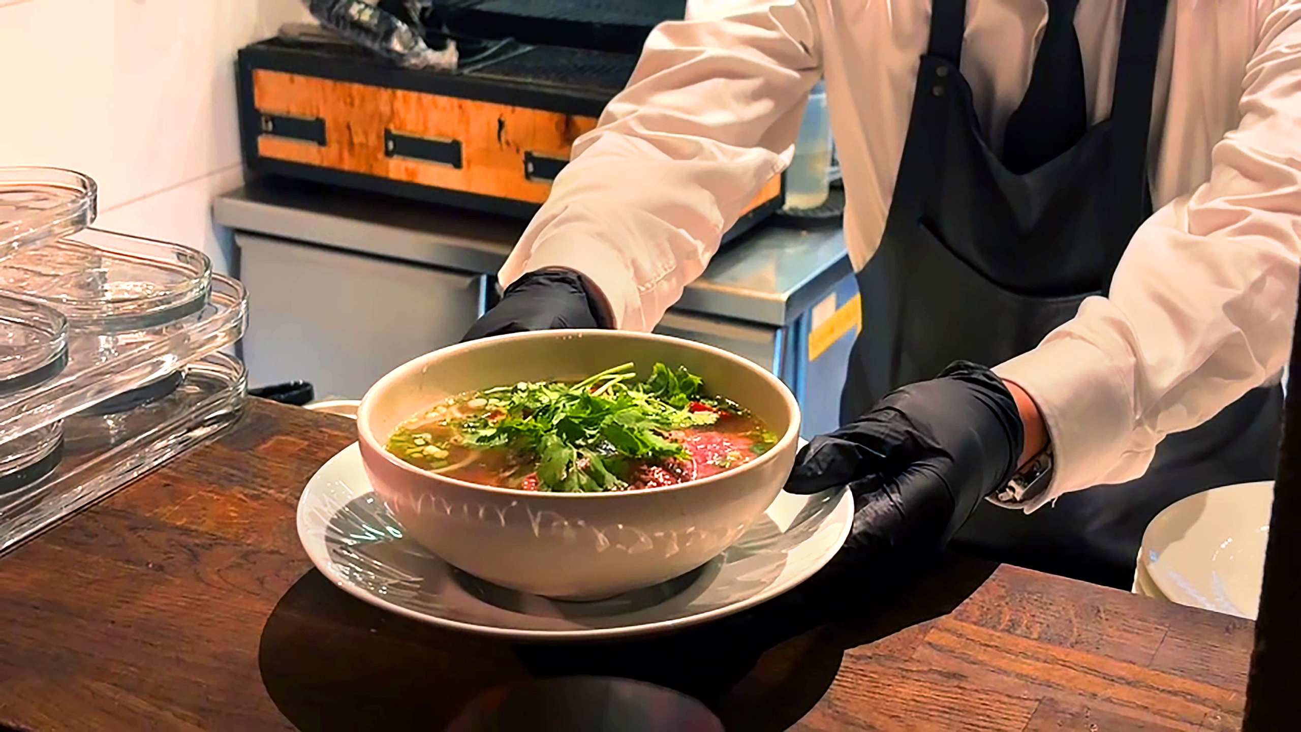 Tô phở nóng được phục tại Vietnamese Table - Ảnh: NGHI VŨ