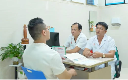 Bác sĩ khoa nam học, Bệnh viện Trung ương Quân đội 108 thăm khám cho bệnh nhân - Ảnh: BVCC