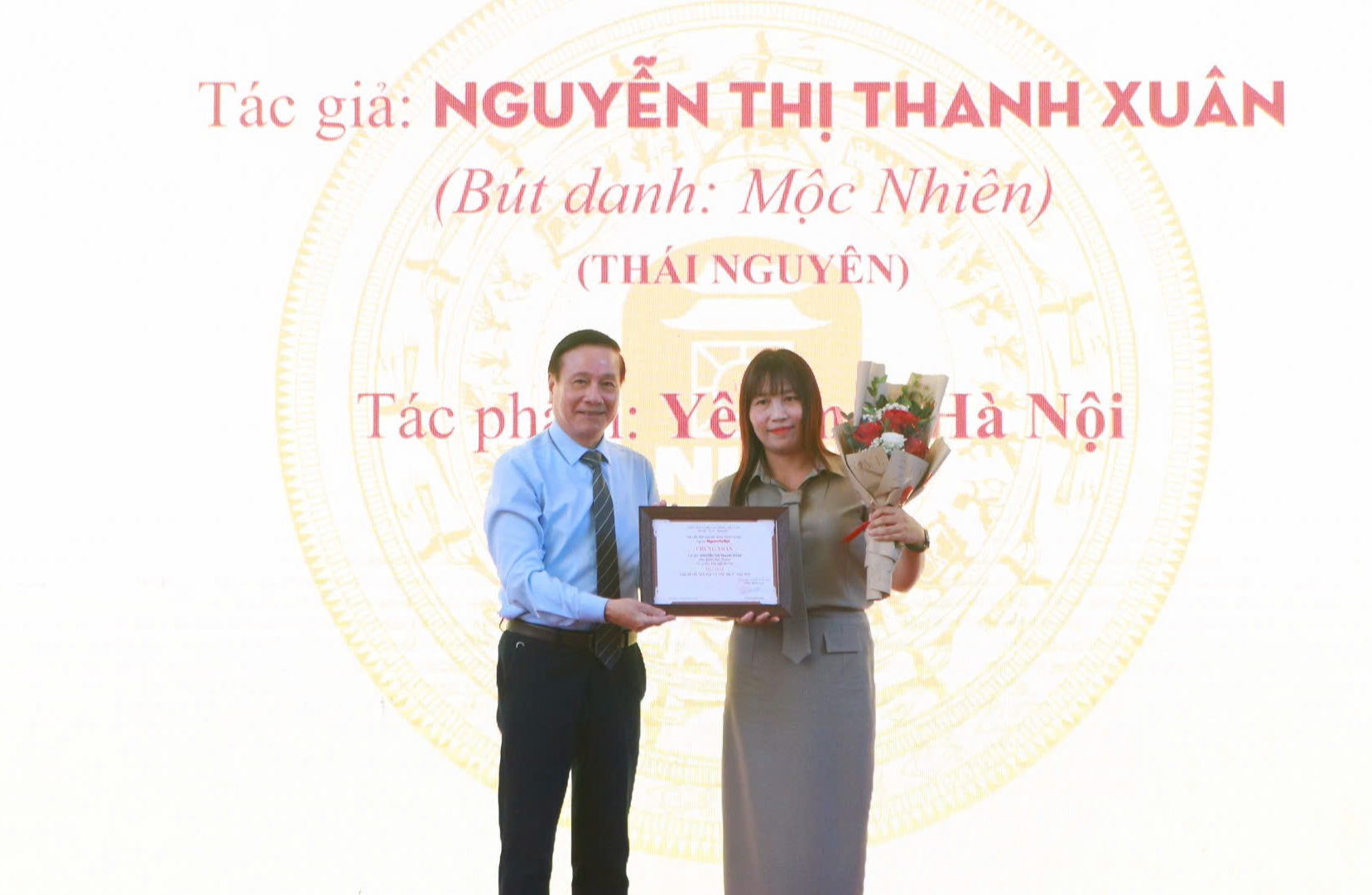 Tác giả Mộc Nhiên nhận giải nhất cuộc thi viết 'Hà Nội và tôi' - Ảnh: BTC