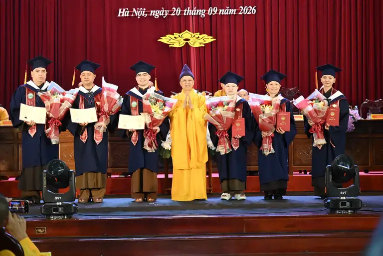 Hòa thượng Thích Thanh Quyết trao bằng thạc sĩ cho một số học viên - Ảnh: BTC