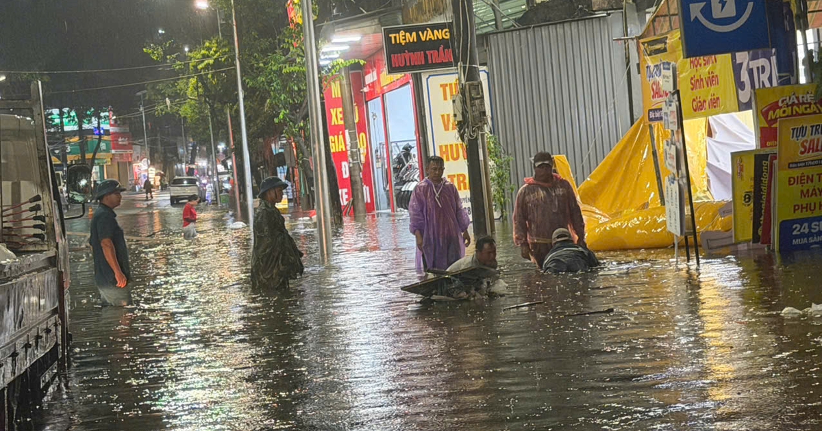 Mưa như trút, nhiều tuyến đường ở Phú Quốc ngập mênh mông