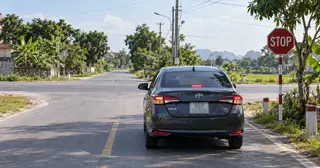 Gặp biển ‘STOP’ ở giao lộ vắng, tài xế có bắt buộc phải dừng hẳn?