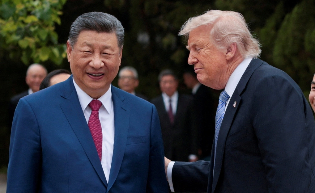 Tổng thống Mỹ Donald Trump trò chuyện cùng Chủ tịch Trung Quốc Tập Cận Bình sau chuyến thăm Trung Nam Hải tại Bắc Kinh hôm 15/5. Ảnh: Reuters