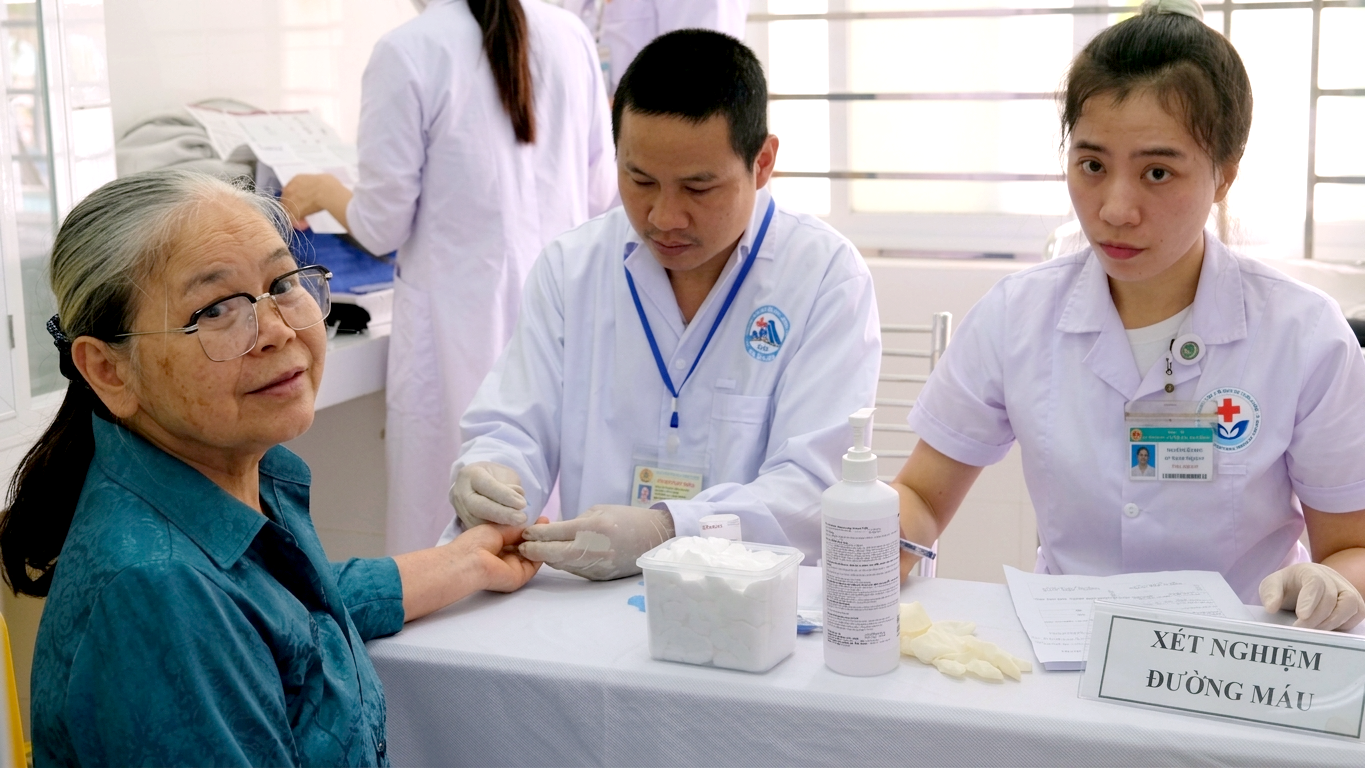 Trạm y tế phường Hòa Khánh, Đà Nẵng khám sức khỏe cho người dân - Ảnh: T.H.