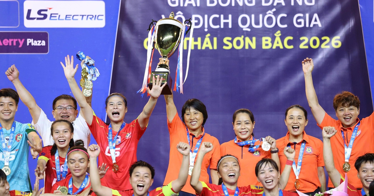 Chủ tịch VFF chúc mừng đội nữ TP.HCM I bảo vệ thành công chức vô địch quốc gia