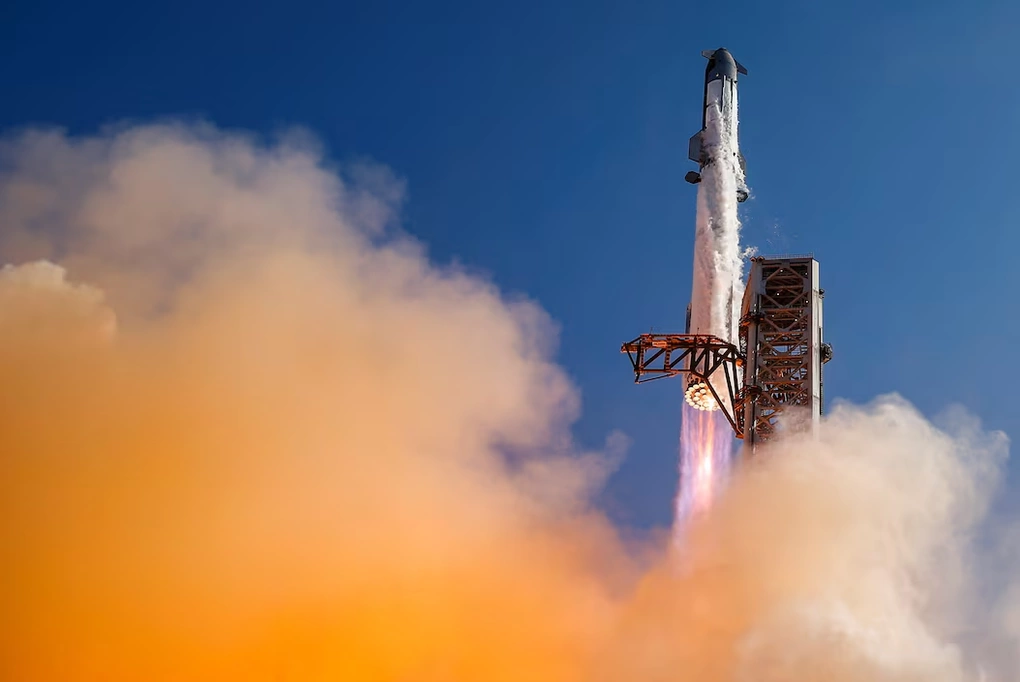 Tàu Starship và tên lửa đẩy Super Heavy v3 của SpaceX trong chuyến bay thử nghiệm tháng 7/2026. Ảnh: Reuters