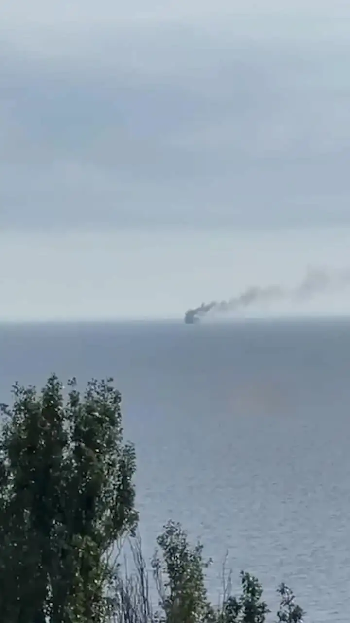 Tàu hàng bốc cháy ngoài khơi thành phố Odessa, Ukraine ngày 14/7. Video: X/AMK Mapping