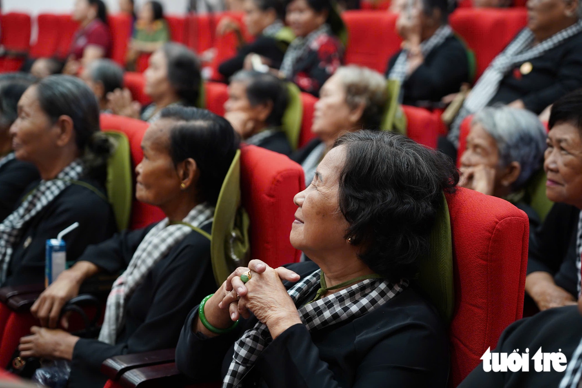 Các nữ du kích Củ Chi năm xưa chăm chú theo dõi thước phim tài liệu, những hình ảnh về một thời chiến đấu gian khổ đưa ký ức năm xưa trở về - Ảnh: CAM LY