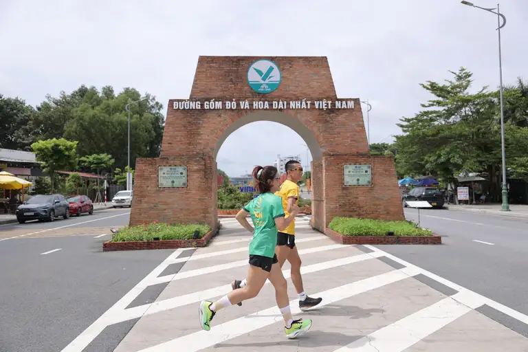 Runner Minh Đức và Băng Đình trải nghiệm cung đường chạy qua con đường gốm đỏ nổi tiếng ở Vĩnh Long
