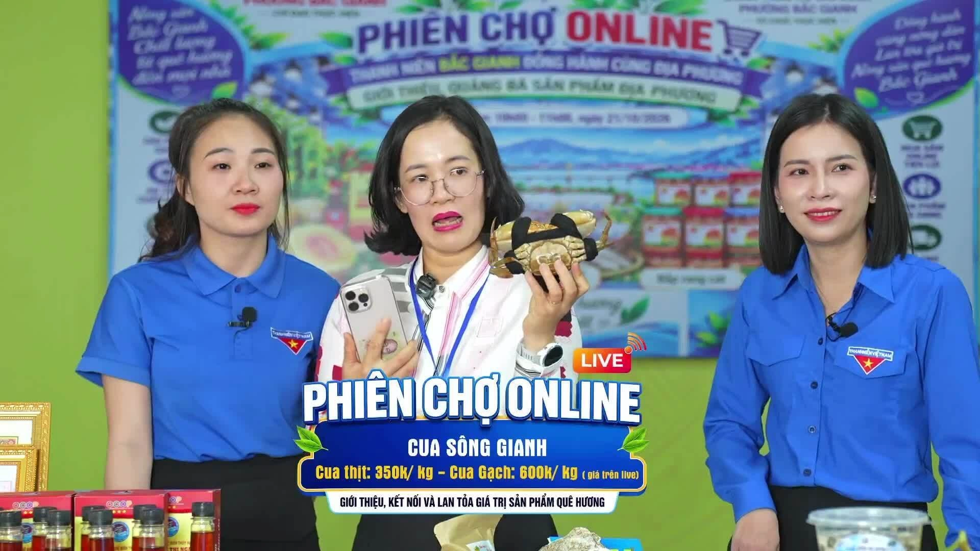 Bà Đinh Thị Ngọc Lan tham gia bán sản phẩm. Video: Đoàn phường Bắc Gianh