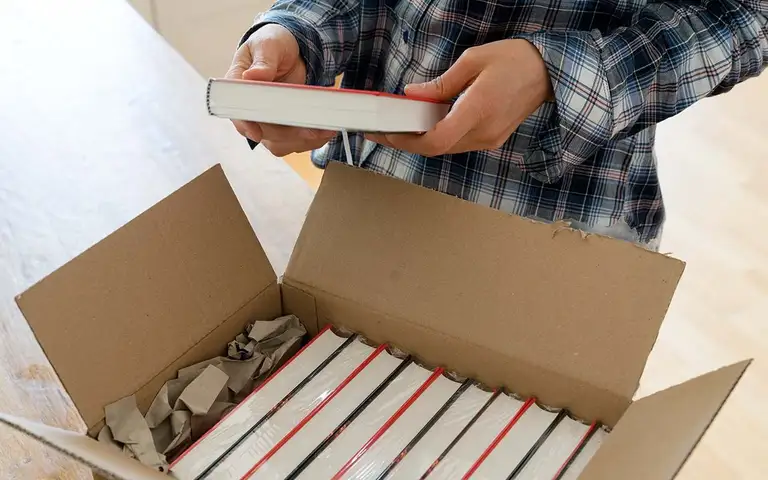 Việc ứng dụng AI trong ngành xuất bản gây tranh luận về hiệu quả công việc, quyền tác giả và tương lai của người lao động - Ảnh: Makasana