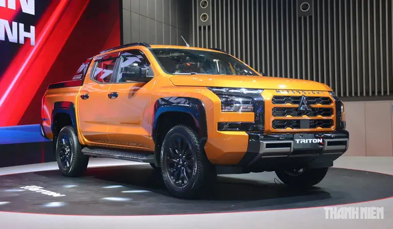 Mitsubishi Triton là cái tên tạo ra nhiều bất ngờ nhất trên thị trường ô tô Việt Nam tháng 8 vừa qua. Bất chấp sức mua sụt giảm, doanh số bán Mitsubishi Triton vẫn tăng trưởng với 1.145 xe bán ra trong tháng 8.2026, tăng 1.004 xe so với tháng trước đó. Kết quả này giúp mẫu xe bán tải của Mitsubishi lần đầu tiên góp mặt trong danh sách ô tô bán chạy nhất Việt Nam. Mitsubishi Triton tại Việt Nam hiện có 3 phiên bản, giá bán từ 655 - 924 triệu đồng
