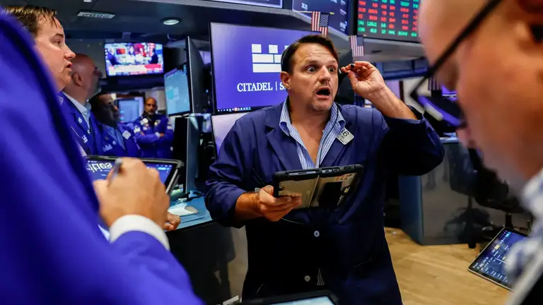 Các nhà giao dịch tại Sở Giao dịch chứng khoán New York (Mỹ) ngày 16-9 - Ảnh: REUTERS