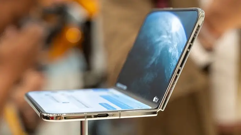 Bản lề iPhone Duo cho phép thiết bị giữ ở nhiều góc mở khác nhau. Apple cho biết đã điều chỉnh lực cản để máy tạo cảm giác chắc chắn khi gập và mở. Ảnh: Karl Mondon