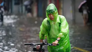 Nhiều trường ở Hà Nội cho nghỉ, học online vì mưa ngập