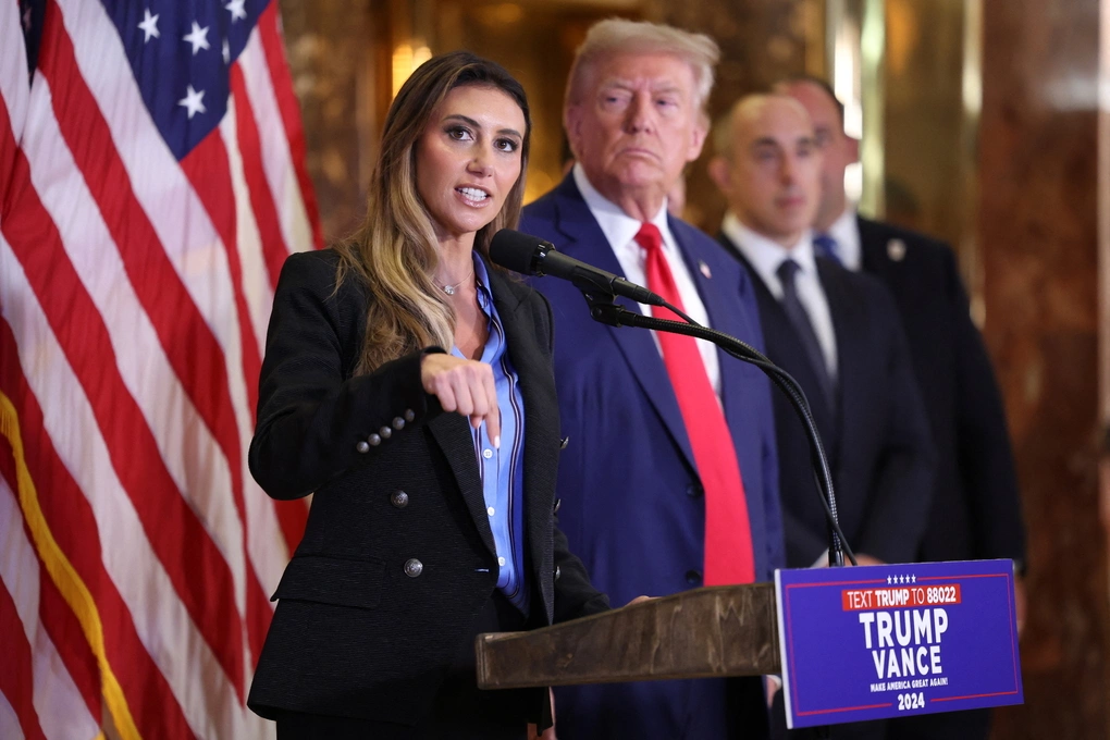 Alina Habba phát biểu bên cạnh ông Donald Trump, khi đang là ứng viên tổng thống, tại cuộc họp báo ở New York ngày 6/9/2024. Ảnh: AFP
