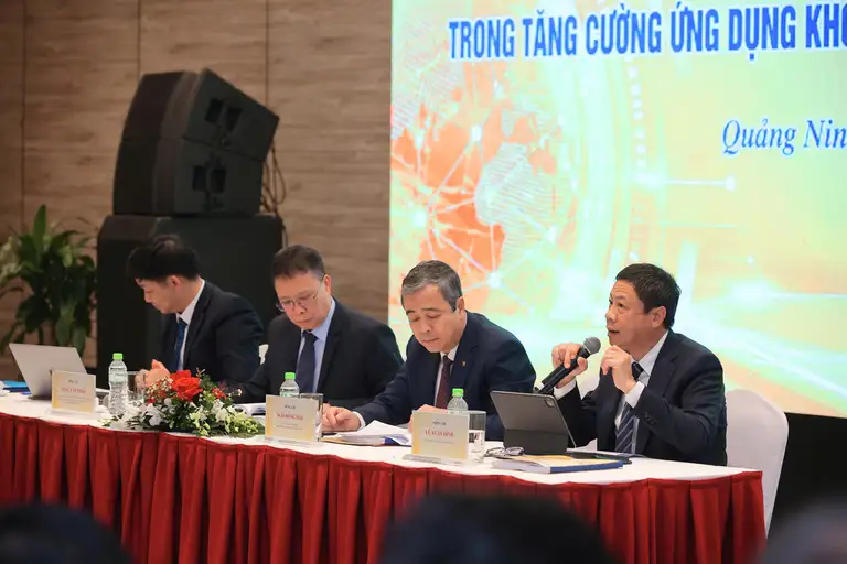 Từ phải qua: Thứ trưởng Khoa học và Công nghệ Lê Xuân Định cùng ông Ngô Đông Hải, Phó trưởng Ban Tuyên giáo Trung ương, GS.VS Châu Văn Minh, Chủ tịch VUSTA và ông Nguyễn Văn Công, Phó chủ tịch UBND Thành phố Quảng Ninh điều hành Hội thảo tổ chức tại Quảng Ninh, ngày 15/10. Ảnh: Lê Minh