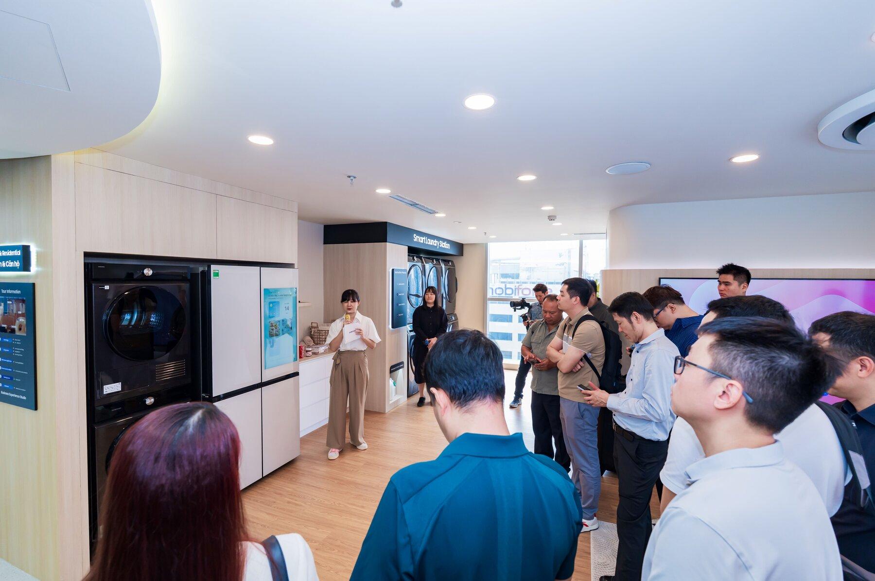 Khách mời từ các quốc gia Đông Nam Á tham quan khu trưng bày tủ lạnh và thiết bị giặt sấy tại Samsung Business Experience Studio ở Hà Nội.