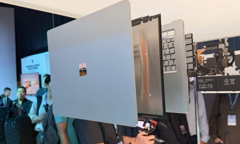 Microsoft khoe linh kiện của Surface Laptop Ultra tại sự kiện. Ảnh: Engadget