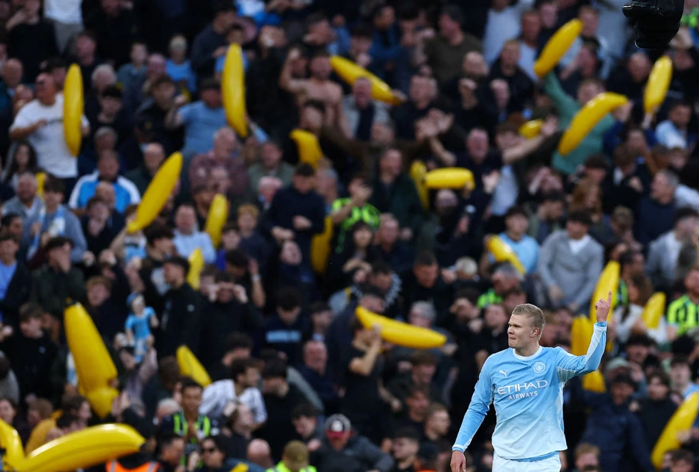 Haaland ăn mừng bàn thắng với phía sau là khu khán đài dành cho các CĐV Man City, trong trận Liverpool – Man City trên sân Anfield, Liverpool, Anh ngày 11/10/2026. Ảnh: Reuters