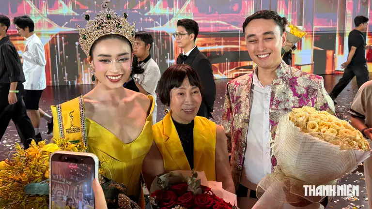Mẹ và anh trai của Emoura Phạm