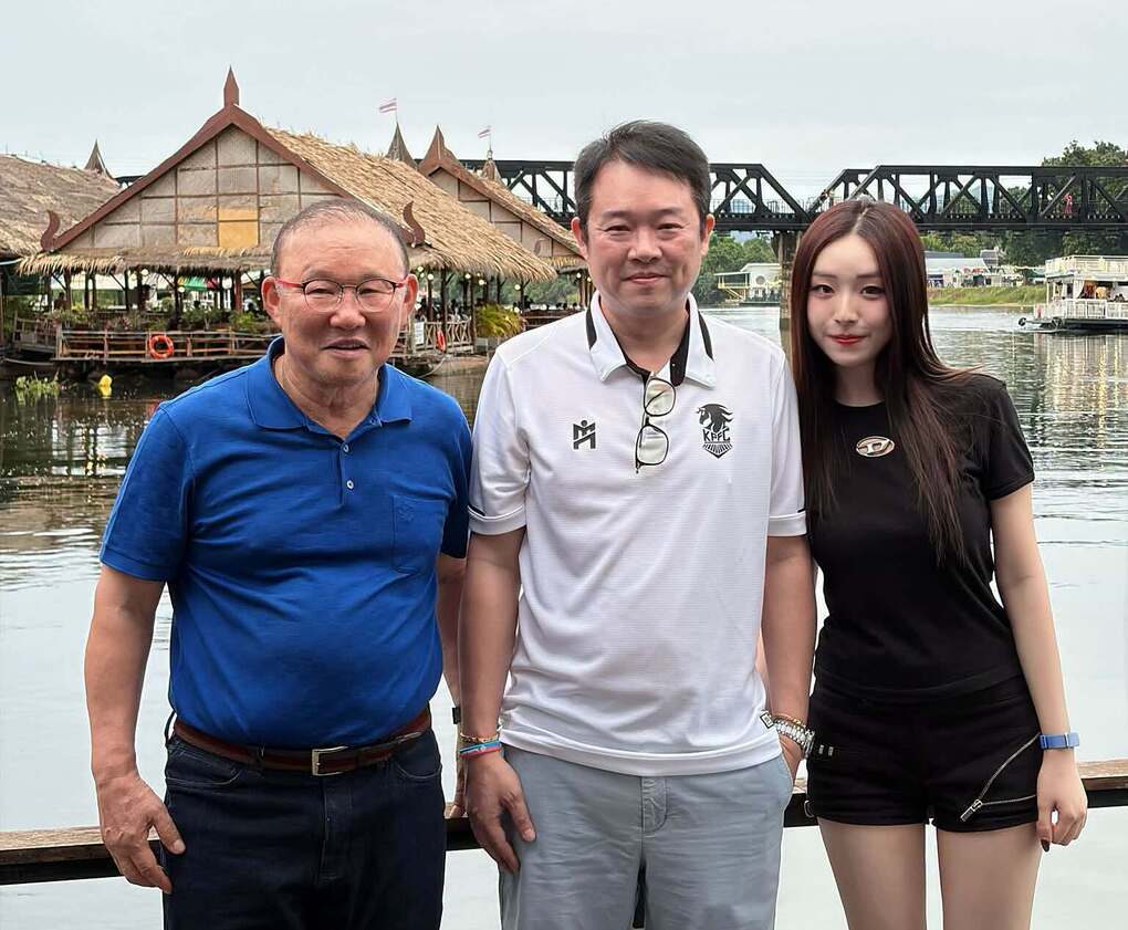 Chủ tịch CLB Kanchanaburi Prawat Kitthammakunnit (giữa) và HLV Park Hang-seo (trái) tại Kanchanaburi, Thái Lan ngày 12/7/2026. Ảnh: Facebook/Prawat Kitthammakunnit