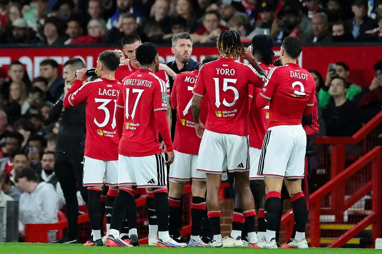 HLV Michael Carrick chỉ đạo các cầu thủ Man Utd ở trận thua ngược Brighton & Hove Albion tại vòng 3 Cup Liên đoàn Anh trên sân Old Trafford, Manchester, Anh ngày 16/9/2026. Ảnh: AFP