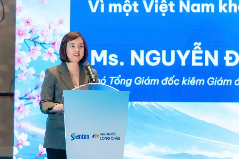 Bà Nguyễn Đỗ Quyên - Phó Tổng Giám đốc FPT Retail kiêm Giám đốc Điều hành Hệ thống Nhà thuốc và Tiêm chủng Long Châu phát biểu tại lễ ký kết - Ảnh: H.Khánh