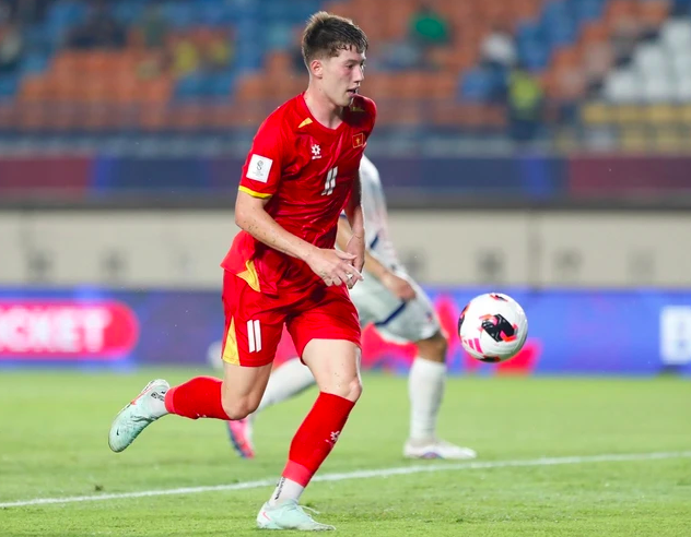 Williams Minh Hoàng chơi ở vị trí trung phong trong trận đấu với Pakistan
