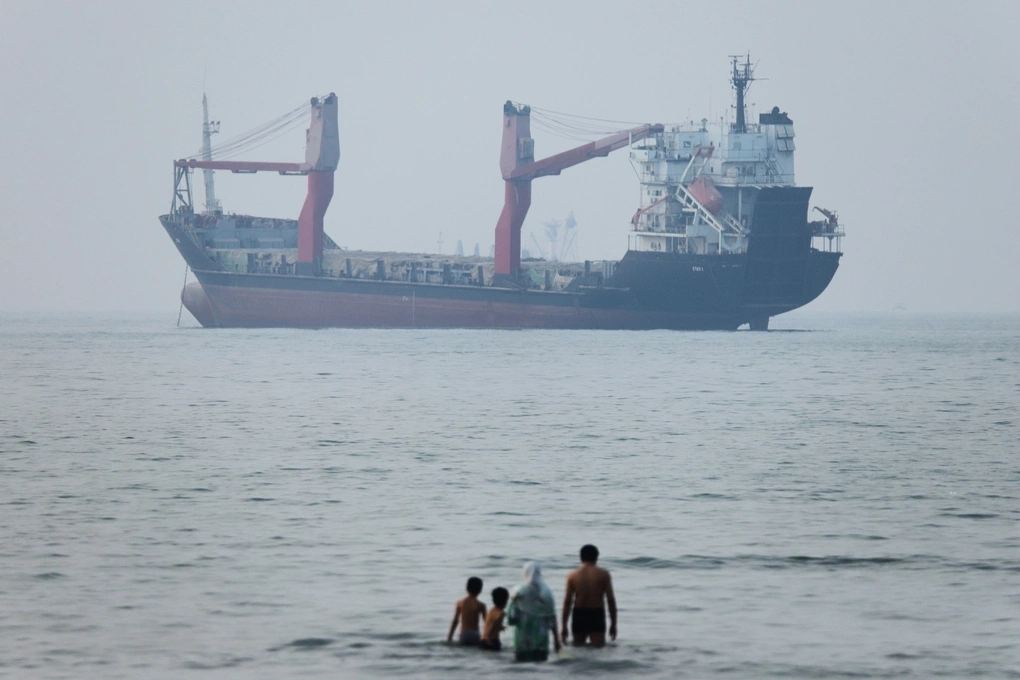 Tàu hàng neo đậu ở eo biển Hormuz ngoài khơi Bandar Abbas, Iran, ngày 30/6. Ảnh: AP
