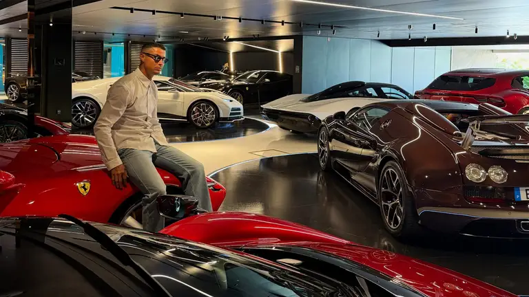 Cristiano Ronaldo lần đầu khoe gara toàn siêu xe