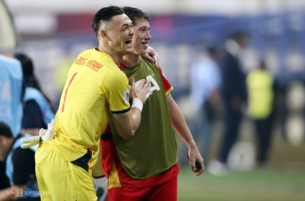 Thủ môn Lê Giang Patrik và tiền đạo Williams Minh Hoàng ăn mừng sau khi Việt Nam thắng Philippines 1-0 ở lượt đầu bảng B hạng Nhất FIFA ASEAN Cup 2026 trên sân Si Jalak Harupat, thành phố Bandung, Indonesia tối 26/9/2026. Ảnh: Đức Đồng