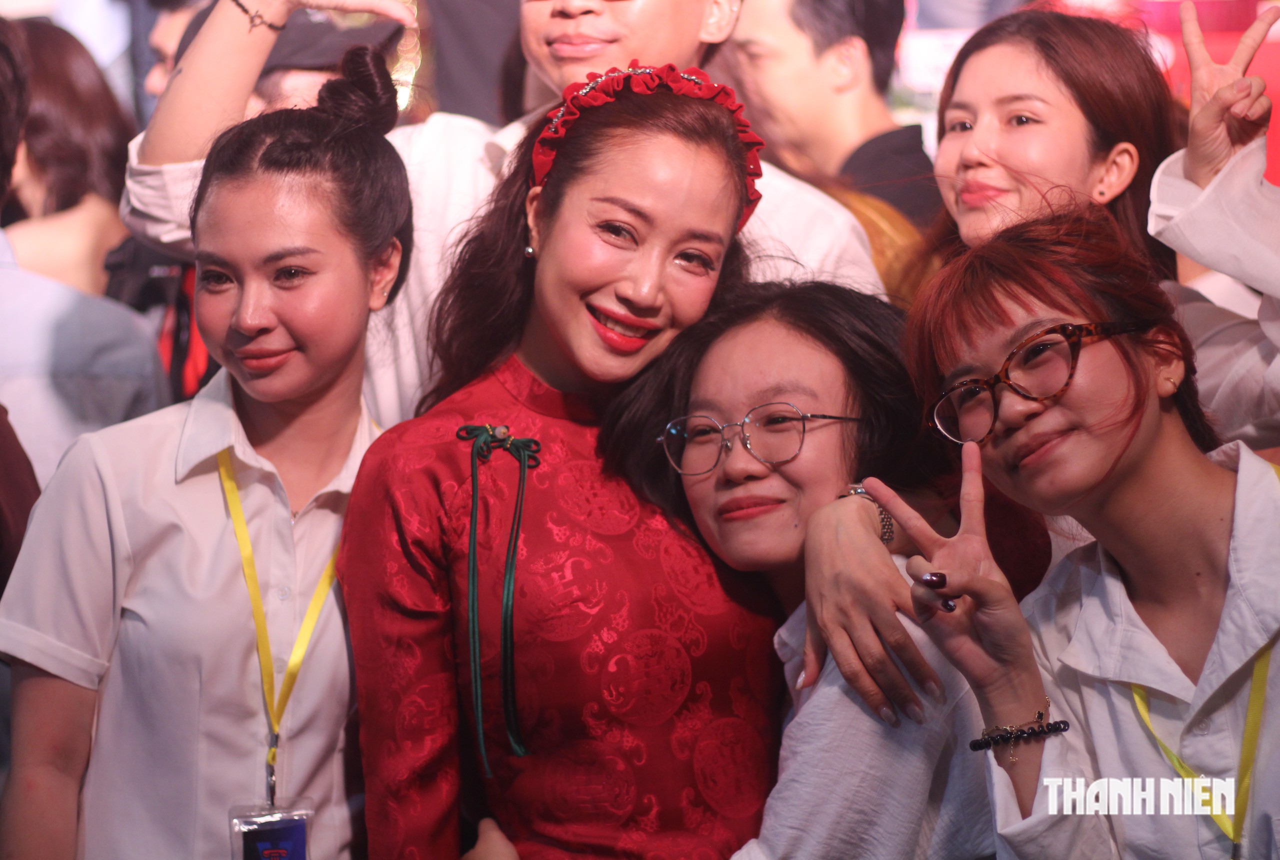 Nhiều năm qua, Ốc Thanh Vân trở thành gương mặt quen thuộc trong các vở diễn ở Sân khấu kịch Hồng Vân. Trong ngày giỗ Tổ ngành sân khấu, nữ nghệ sĩ xúc động khi có dịp hội ngộ nhiều đồng nghiệp và các học viên trưởng thành từ sân khấu