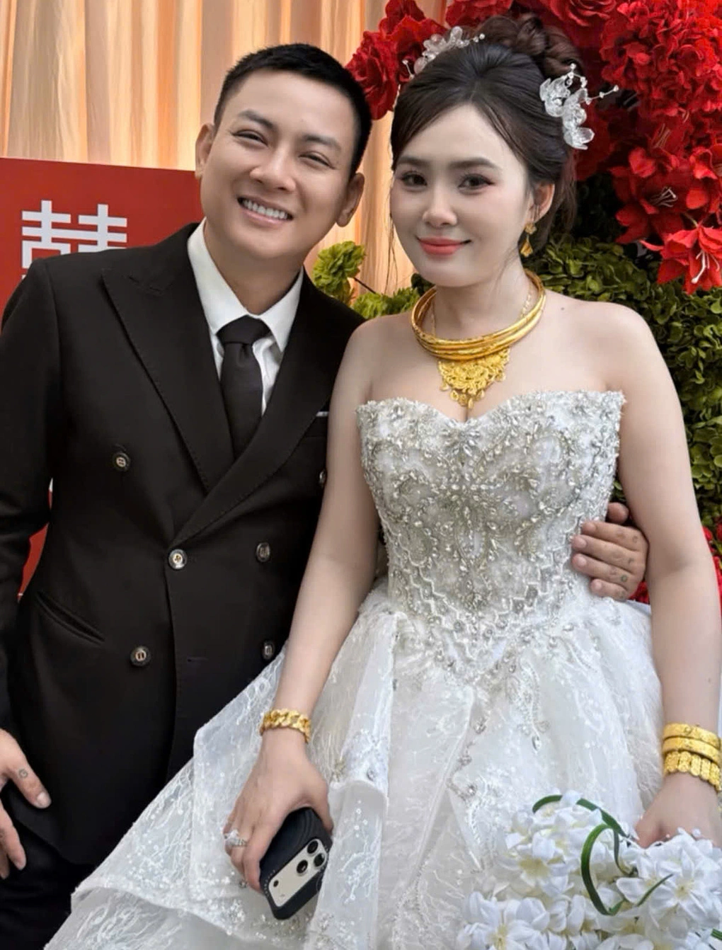 Vợ chồng Hoài Lâm trong ngày lễ vu quy. Cả hai cùng quê Vĩnh Long. Cô dâu Ngọc Trinh, 22 tuổi, làm nghề bán hàng online..Ảnh: Nhân vật cung cấp
