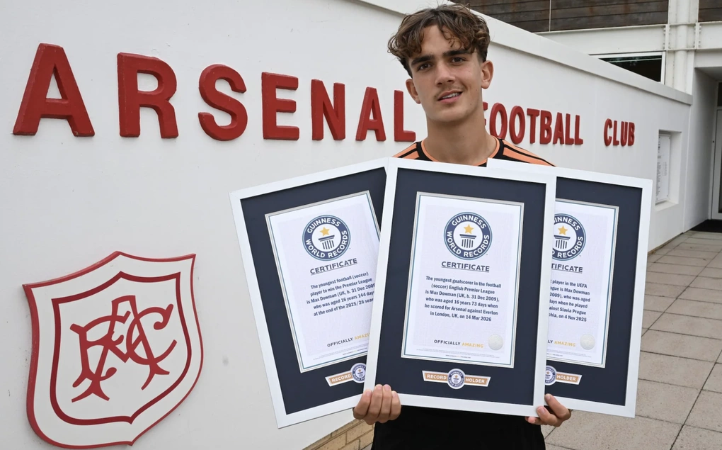 Max Dowman cùng ba tấm bằng chứng nhận Kỷ lục Guinness bên ngoài sân tập của Arsenal. Ảnh: Arsenal FC