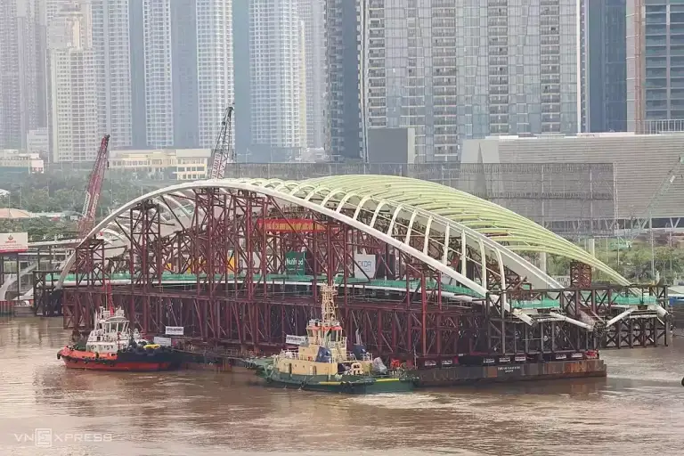 Nhịp chính vòm thép cầu đi bộ trên sà lan. Ảnh: Quỳnh Trần