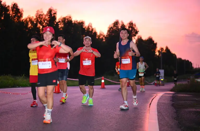Runner thi đấu dưới ánh bình minh tại phường Tiến Thành, Lâm Đồng. Ảnh: VnExpress Marathon