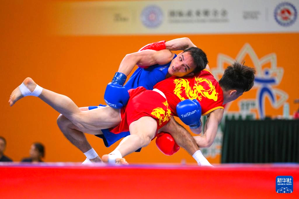 Đinh Văn Tâm (xanh) khi đánh bại Ou Jiaming của Trung Quốc ở chung kết World Cup Sanda 2026 - Ảnh: XHN
